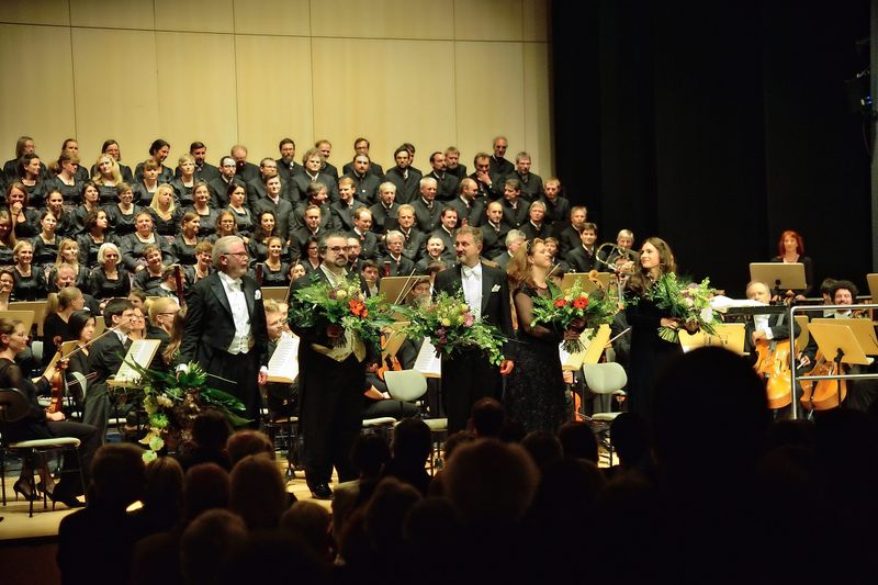 Enoch zu Guttenberg gastierte mit der Chorgemeinschaft Neubeuern und demOrchester der KlangVerwaltung München im Mai 2014 in Weiden. Der Erlös des Benefizkonzertes mit dem Titel „Requiem für eine Heimat“ kam dem Naturschutz in Bayern zu Gute.